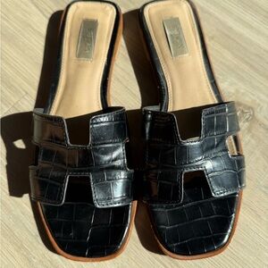 STEVE MADDEN Black Croc-Patterned Sandals